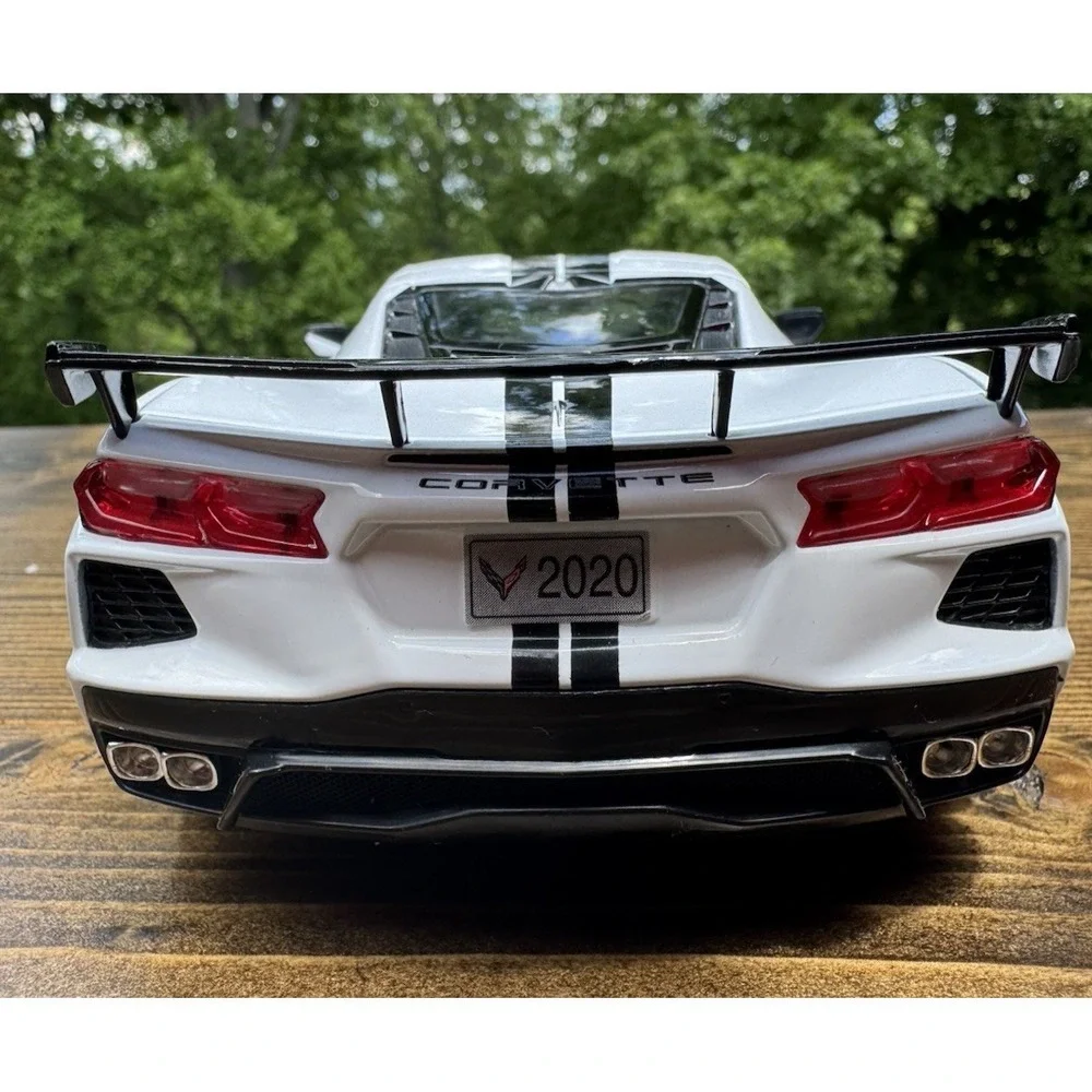 2020 Chevrolet Corvette Stingray C8 White Black Stripe 1:18 Maisto Diecast